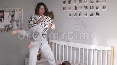 现代的两个母亲正在玩她的小女儿摆动她，并在她大一点的时候缓慢地<strong>挠痒痒</strong>